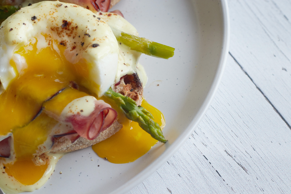Eggs Benedict with asparagus